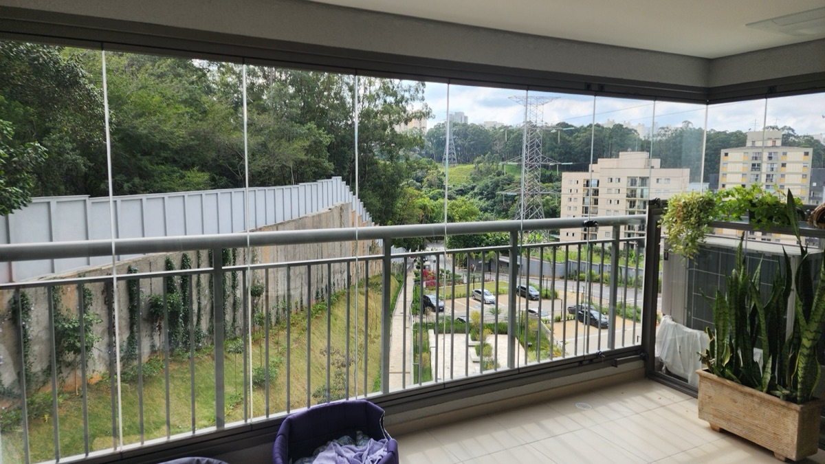 Varanda envidraçada com vista verde para o vale e o Parque Cidade de Toronto